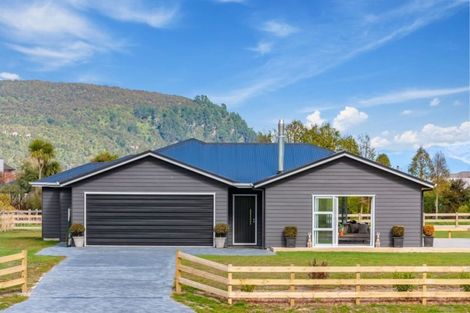 Photo of property in 13 Kahikatea Drive, Kinloch, Taupo, 3377