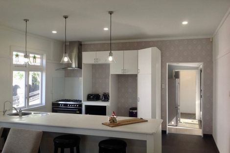 Photo of property in 10 Kitchener Terrace, Moturoa, New Plymouth, 4310