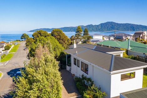 Photo of property in 115 Seaview Road, Paraparaumu Beach, Paraparaumu, 5032