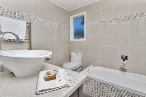 Photo of property in 5 Lisa Rise, Half Moon Bay, Auckland, 2012