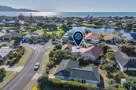 Photo of property in 2 Marewa Place, Waikanae Beach, Waikanae, 5036