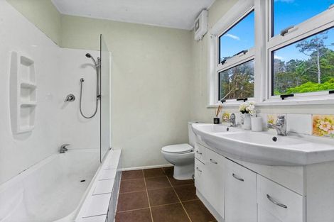 Photo of property in 10 Hobbs Road, Matakatia, Whangaparaoa, 0930