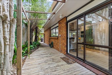 Photo of property in 25 Homewood Place, Chatswood, Auckland, 0626