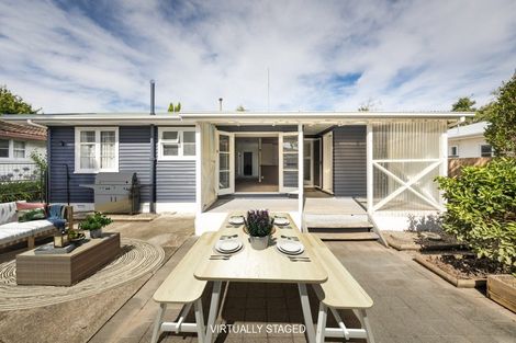 Photo of property in 17 Botanical Road, Takaro, Palmerston North, 4412