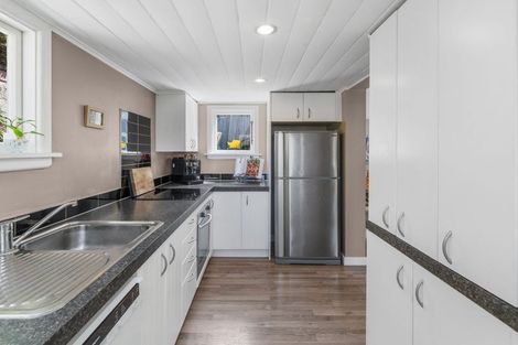 Photo of property in 19 Hawkhurst Road, Lyttelton, 8082