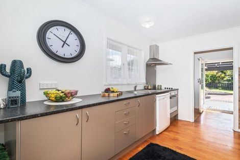 Photo of property in 6 Gill Avenue, Te Atatu Peninsula, Auckland, 0610