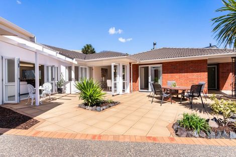 Photo of property in 15 Pickwick Parade, Mellons Bay, Auckland, 2014