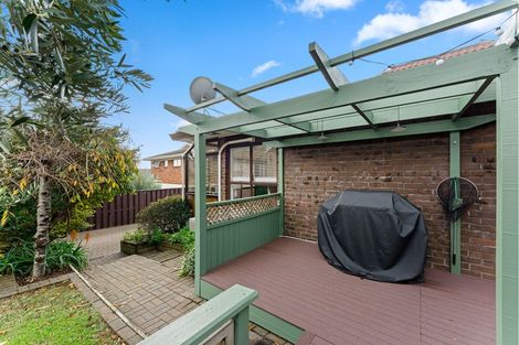 Photo of property in 2/41 Highland Drive, Highland Park, Auckland, 2010