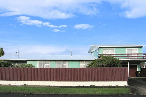 Photo of property in 1 Mokau Place, Terrace End, Palmerston North, 4410