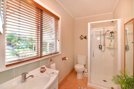 Photo of property in 9 Moffat Road, Red Beach, 0932