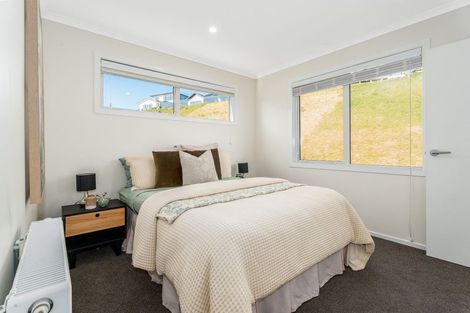 Photo of property in 115a Queen Charlotte Drive, Aotea, Porirua, 5024