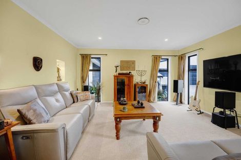 Photo of property in 2 Te Ara Karoiroa Road, Hurford, New Plymouth, 4374