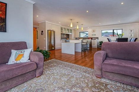 Photo of property in 15 Murray Becroft Avenue, Henderson Valley, Auckland, 0612