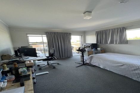Photo of property in 1/212 Te Atatu Road, Te Atatu South, Auckland, 0610