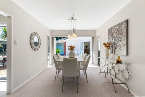 Photo of property in 15 Pickwick Parade, Mellons Bay, Auckland, 2014
