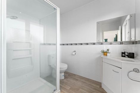 Photo of property in 28 London Street, Te Atatu Peninsula, Auckland, 0610