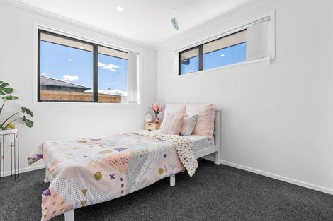 Photo of property in 21 Dumas Place, Rosehill, Papakura, 2113