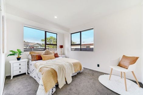 Photo of property in 2/8 Kirrama Place, Conifer Grove, Takanini, 2112