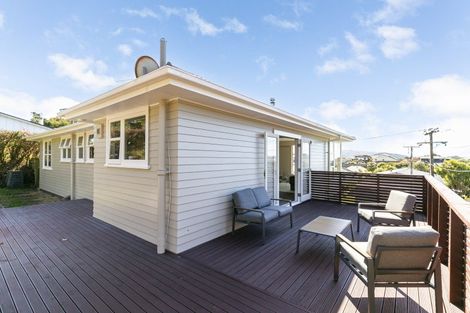 Photo of property in 15 Kahikatea Grove, Paparangi, Wellington, 6037