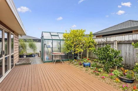 Photo of property in 35 Holcombe Drive, Paraparaumu, 5032