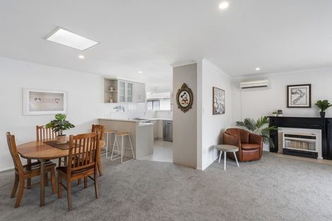 Photo of property in 16 Karaka Street, Merrilands, New Plymouth, 4312