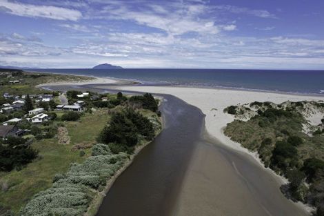 Photo of property in 17 Drake Street, Waikawa Beach, Manakau, 5573