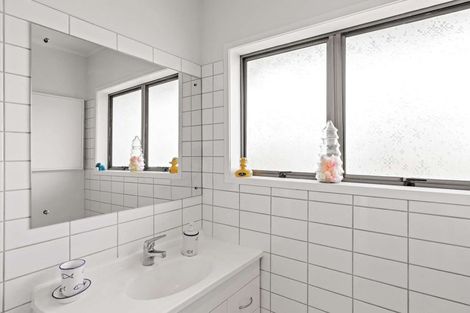 Photo of property in 3/72 Lake Road, Northcote, Auckland, 0627