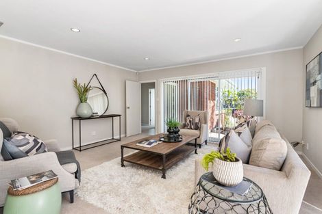 Photo of property in 15 Pickwick Parade, Mellons Bay, Auckland, 2014