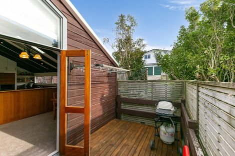 Photo of property in 6 Fitzpatrick Street, Newlands, Wellington, 6037