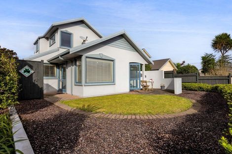 Photo of property in 2 Kawaroa Close, New Plymouth, 4310