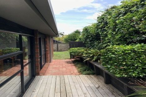 Photo of property in 2/2 Dallinghoe Crescent, Milford, Auckland, 0620