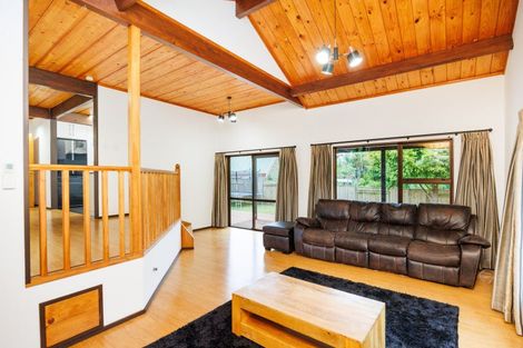 Photo of property in 11 Hillgrove Place, Fitzherbert, Palmerston North, 4410