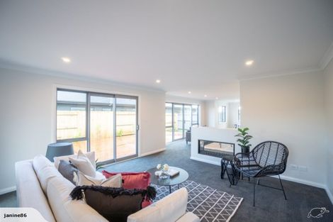 Photo of property in 5 Mediterranean Grove, Fitzherbert, Palmerston North, 4410
