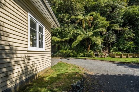 Photo of property in 20 Miromiro Road, Normandale, Lower Hutt, 5010