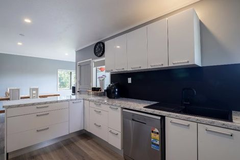 Photo of property in 2656 South Head Road, South Head, Helensville, 0874