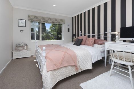 Photo of property in 10 Willowview Drive, Redwood, Christchurch, 8051