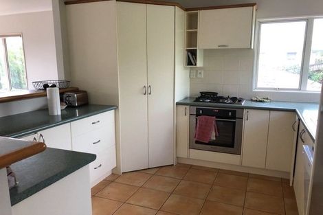 Photo of property in 8a Margaret Henry Crescent, Oteha, Auckland, 0632