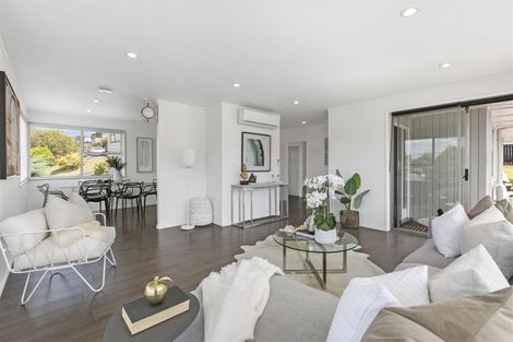 Photo of property in 52 Ravenwood Drive, Forrest Hill, Auckland, 0620