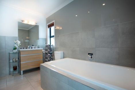 Photo of property in 48 Pitau Road, Mount Maunganui, 3116