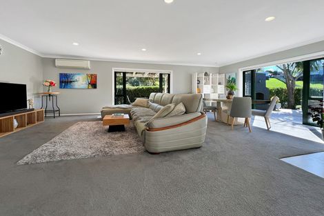 Photo of property in 15 Ina Ville Drive, Pukekohe, 2120