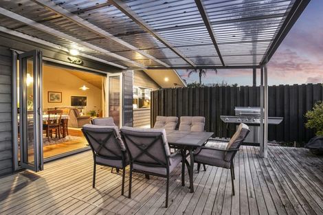 Photo of property in 11 Deane Avenue, Titirangi, Auckland, 0604