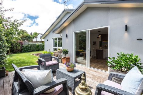 Photo of property in 2/10 Ladbrokes Place, Fendalton, Christchurch, 8052