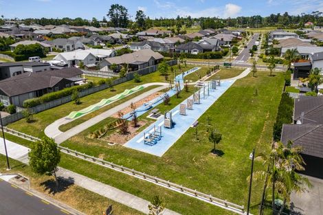 Photo of property in 17 Larmer Drive, Kumeu, 0810