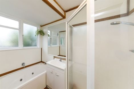 Photo of property in 4 Crewe Crescent, Hokowhitu, Palmerston North, 4410