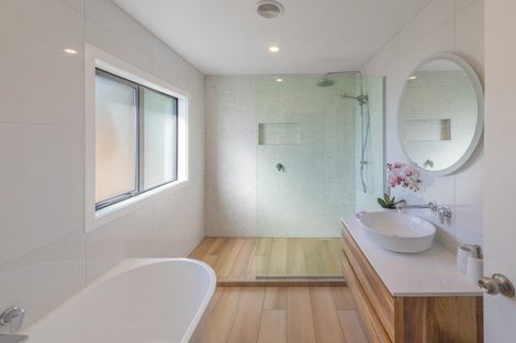 Photo of property in 42 Chapman Street, Newlands, Wellington, 6037