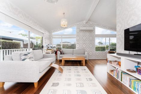 Photo of property in 25a Waipani Road, Te Atatu Peninsula, Auckland, 0610