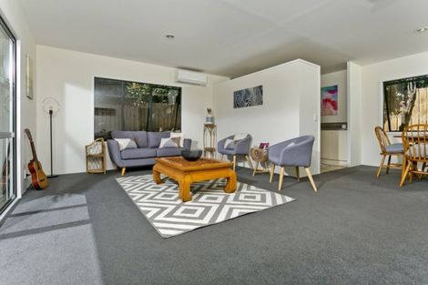Photo of property in 33 Helleur Road, Massey, Auckland, 0614