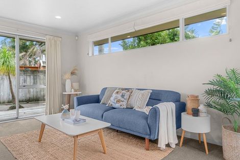 Photo of property in 11 Miami Place, One Tree Point, 0118