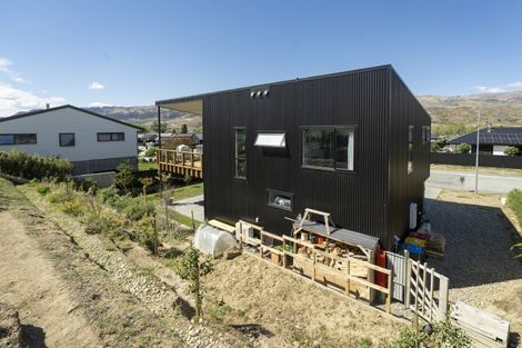 Photo of property in 33 Stratford Drive, Mount Pisa, Cromwell, 9383