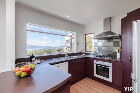 Photo of property in 37 Dress Circle, Newlands, Wellington, 6037